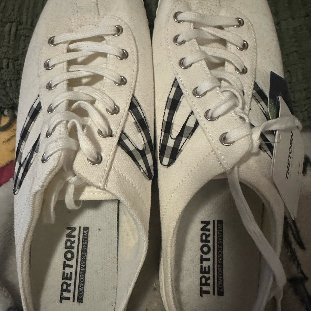 Tretorn women’s White with black and white Slide sneaker